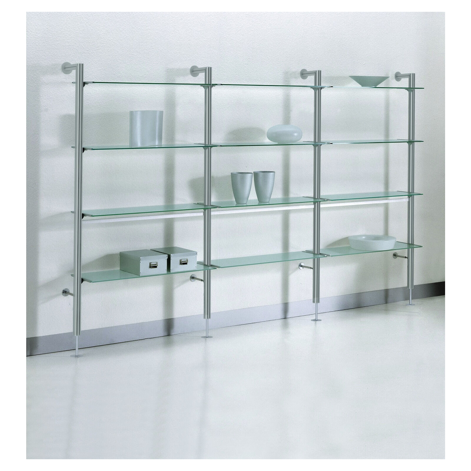 Wandregal mit 12 satinierten Glasfachbden